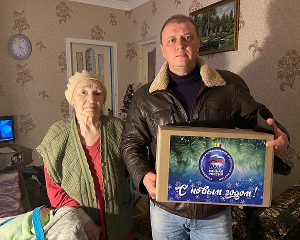 Депутаты фракции "Единая Россия" в Думе Шпаковского муниципального округа поздравили ветеранов и семьи участников СВО с новогодними праздниками