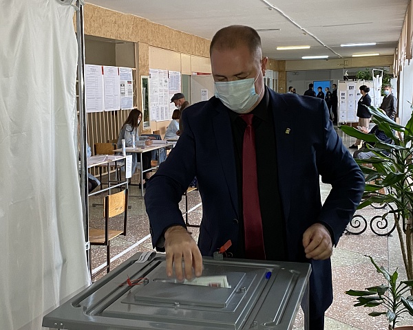 В голосовании за депутатов Госдумы и краевого парламента принял участие руководитель депутатского объединения ВПП  «Единая Россия» в Думе Шпаковского округа