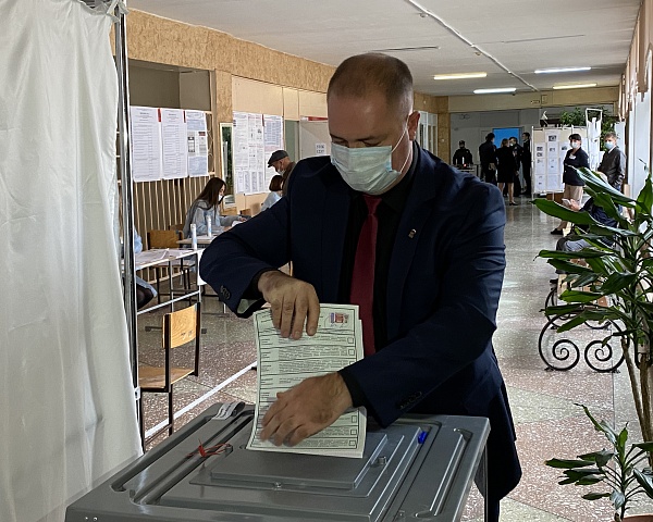В голосовании за депутатов Госдумы и краевого парламента принял участие руководитель депутатского объединения ВПП  «Единая Россия» в Думе Шпаковского округа