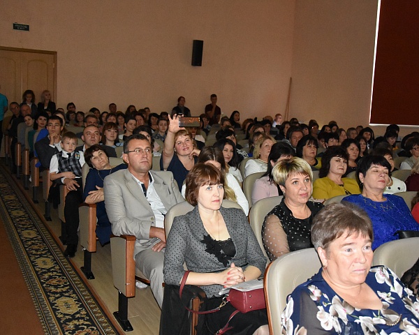 Живет в селе учитель