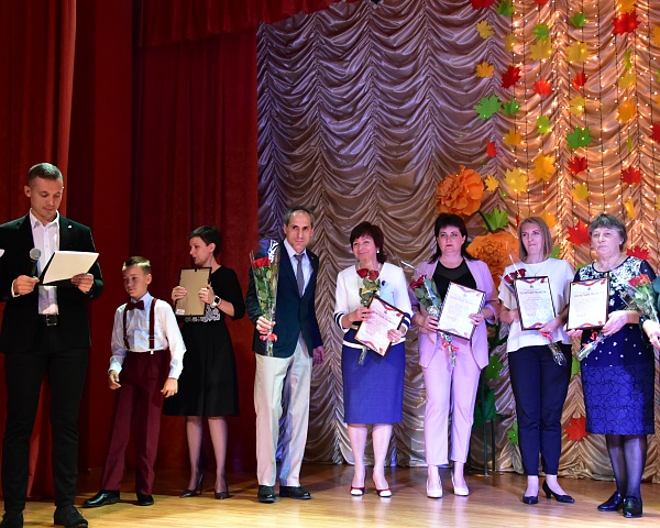 Живет в селе учитель